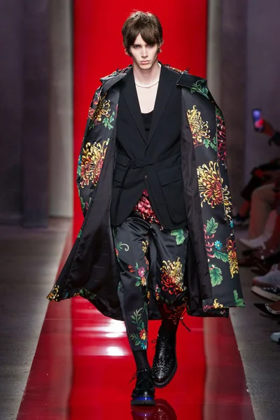 Look 16